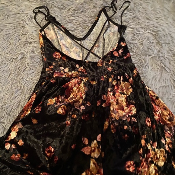 Black floral mini romper - Picture 2 of 3